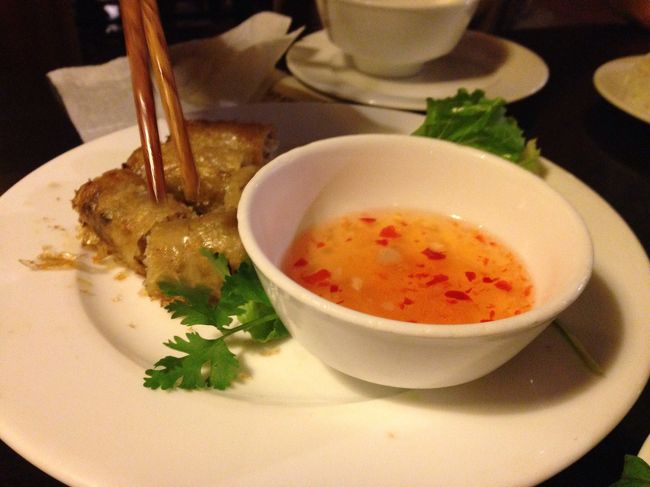 お茶のあと、お買い物をしながらホテルまで歩きました。<br />暑かった〜。<br />ホテルに戻り、シャワーを浴びてからディナーへ。<br />この日のディナーは会社のイタリア人に教えてもらったお店。<br />クアンアンゴンにて。<br />調べたところ、ハノイに数店舗ありました。<br />まずは揚げ春巻き。<br />最高！