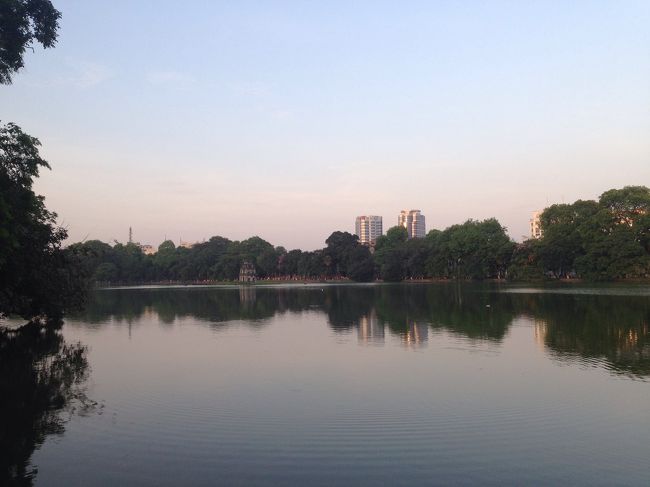 ハノイ2日目の朝は早起きをしてホエアンキム湖へ。 <br />ホテルから5分もかからずに着きます。