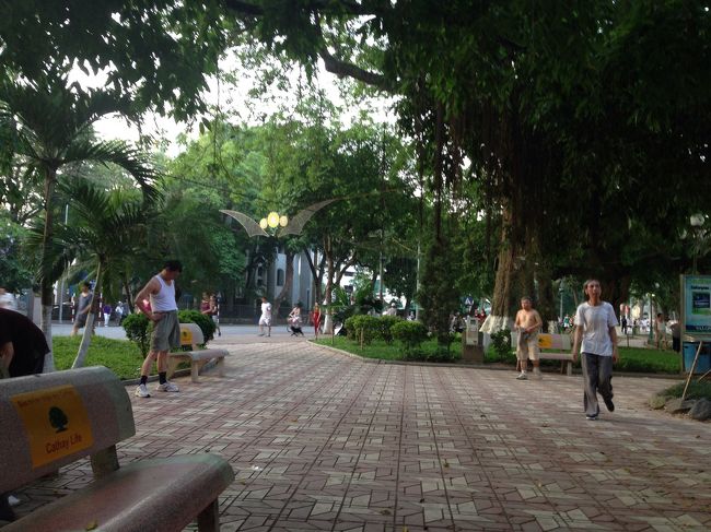 朝早くから大勢の人たちが湖の畔に集まっています。<br />皆思い思いに体操をしたり、ウォーキングしたり、バドミントンをしたり…<br />お散歩中のワンコにも沢山会いました。<br />ベトナムの人はみんな早起きです！