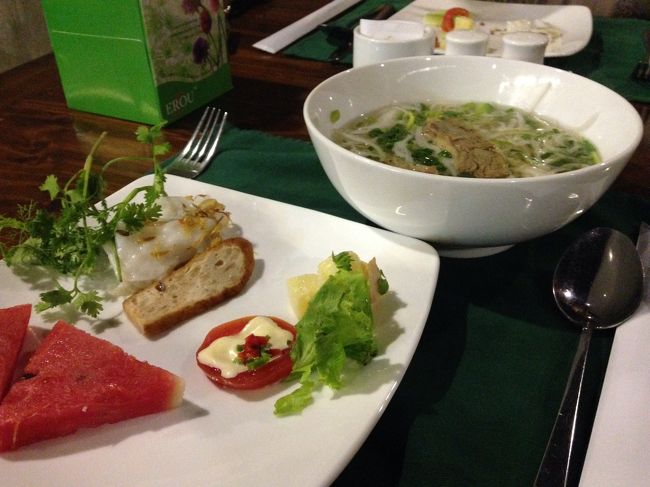 お散歩から戻り、シャワーを浴びてさっぱりしてから朝食です。<br />フォーボーをメインに、少しずつ色々いただきました。