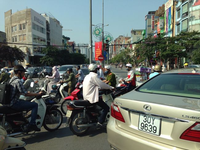 この日はツアーについている市内観光を楽しみました。<br />まずはバンの車窓から、通勤ラッシュの様子を眺めます。<br />