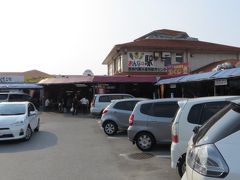 主人と子供達をビーチに残して、私は買い出しに。

車ですぐの 【おんな(恩納)の駅】へ、
http://onnanoeki.com/

凄い人でした！
ほとんど夏にしか来たことがないのですが、マンゴーや南国フルーツが安く手に入るので、お土産ようは配送して、自分達の朝食用に熟して安くなったミニマンゴーをいつも買いますが(市場の1/3位価格！)、この時期はマンゴーの季節じゃなかったらしい… 残念。
