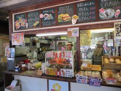 このお店では、沖縄のお菓子ポーポー他を売ってます。
つい買い過ぎちゃいますが、子供達が泳いだ後の食欲は凄いし、沖縄に来たからには一通りは買わないと…笑！