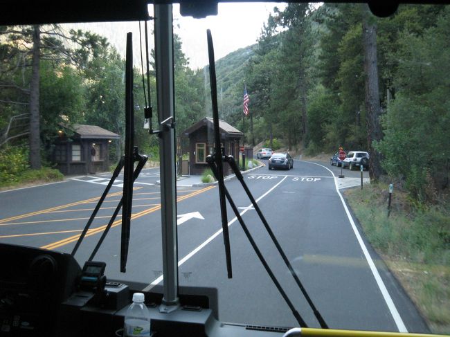 ホテルは国立公園から２０分から３０分くらいかかる所<br />公園外にあります。<br /><br />公園内にはアメリカ人が<br />死ぬまでに一度は泊まってみたいといわれる<br />アワニーホテルや<br />キャンプ場　ロッジ　たくさんあります。<br /><br />日本人が泊まるようなところは<br />見た所、多分３カ所くらいかな・・・？<br />