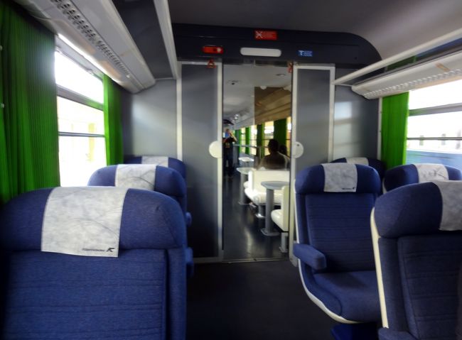 ポルトガル国鉄では、座席予約の必要な特急と急行とがネット購入可能、早割なら約40％割引になります。<br />急行（Intercidades）で リスボン→ポルト間は 22EURO(座席指定料込み)、ＨＰ英語版サイトから購入も簡単です。<br /><br />ポルトガル個人旅行の時は、地方都市を結ぶバスと鉄道早割とを組み合わせて旅程を組む方が、断然お得で便利です♪ 