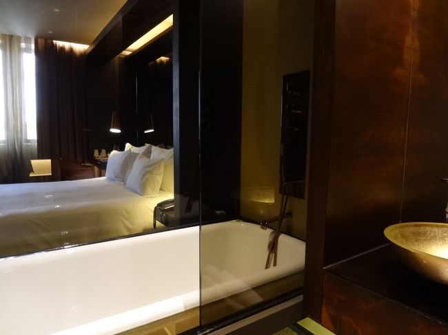 このホテルをカップル以外で二人利用の方は、ロールカーテンを下ろせば大丈夫です、念のため。 <br /><br />