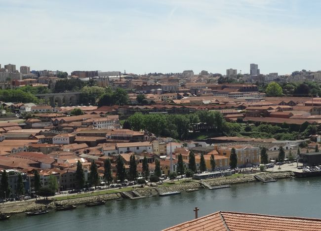 ドゥロ川を挟んで東側が旧市街、西側がポートワイン醸造所が立ち並ぶ地域かぁ〜。<br />このままドゥロ川を渡って醸造所のあるヴィラ・ノヴァ・デ・ガイアに行こう。その前に、アイスクリーム♪<br />