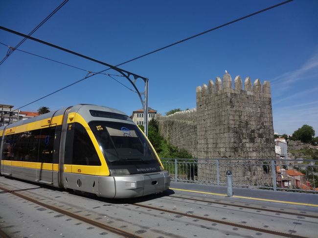 この橋は２層になっていて、上層には路面電車が走っています。