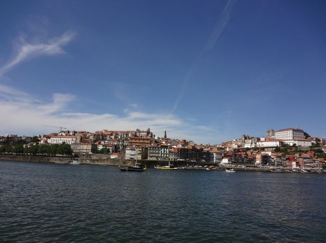 あっという間に川岸に到着、しかし、あぢいー。<br />カフェの日陰でコーラを飲んで一休み、ずっと寝不足だったため、体力が続かないのです。<br />しばし休憩のあと、よっこらしょっと観光再開。<br />