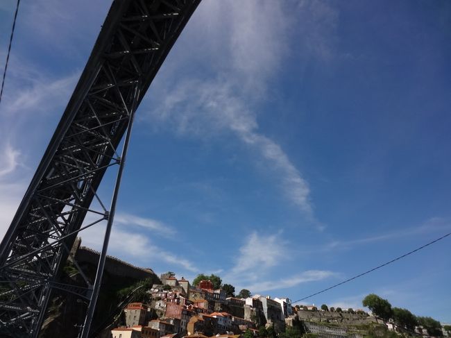 今度はドン・ルイス1世橋の下層を歩いて、エンリケ航海王子広場隣のボルサ宮殿へ。<br />ここは案内人の後ろにくっついて見学するシステムなので、何事にも時間の余裕が必要です。<br />