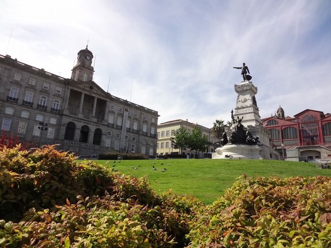 このボルサ宮殿は19世紀に建てられたもので、現在はポルト商工会議所の事務所になっているそうです。<br />最後に案内して頂いた大広間は、アルハンブラ宮殿を模した「アラブの間」と呼ばれ、お部屋全体がイスラムの幾何学模様で装飾されて、ため息の出るような美しさ。<br />宮殿内部は写真撮影不可なので、ＨＰリンクを貼っておきます。<br />http://www.palaciodabolsa.pt/en/palacio-da-bolsa/tourism/rooms-of-the-palace<br />