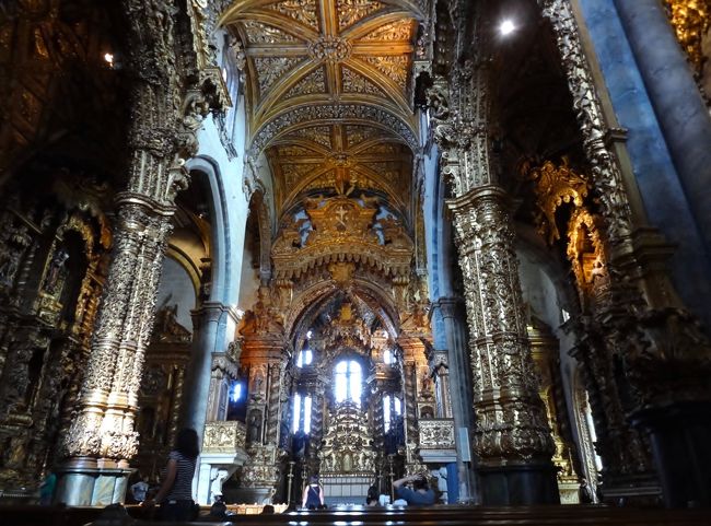 ボルサ宮殿に続いて、サン・フランシスコ教会を見学。<br />ここは元々ロマネスク様式の教会でしたが、内部を改装した際に市民の寄付で金鍍金(金泥細工)の装飾を施すことになりましたとさ。<br /><br />そして、当時のポルトガルは空前の黄金バブルの真っ最中だった・・・・・<br />貴族も資産家も成金もフツーの市民までもが先を争って、この教会を金装飾で飾り立てたため、出来上がったものは、キンキラキンの上にもキンキラキン、思わず目がハレーションを起こしそうになる程の金一色。<br />まぁ、豊臣秀吉が作った例の黄金の茶室・ポルトガル版みたいなものですね。<br />で、そのあまりの派手さに、派手好きでは人後に落ちないカトリックの高位聖職者達も、『虚飾に満ち過ぎ、教会とは認められない』との判断を下しまして、現在は博物館扱いになっています。<br />確かに･･･小鳥相手に神の愛を説いた聖フランチェスコの精神に　このキンキラキンは似合わないですね。<br />