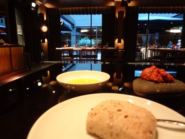 時間は18時過ぎ、そこからてくてく歩いて漸くホテルに戻りました。<br />あー疲れたーーー(*_*) 足が痛いー！<br />ゆっくりお風呂に入って体をほぐし、20:30からホテル内のレストランで晩ごはんです。<br />