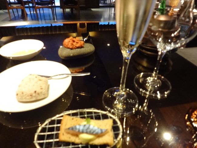 このレストランは現代風なコース料理が２種類、お腹のキャパを考えて安い方の44EUROのコース、お料理に合わせたグラスワイン5種類を付けて＋19EUROになります。