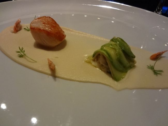 前菜1：ホタテのソテーと鮪のキャベツ包み<br />前菜2：鮟鱇とキノコのソテー<br />肉料理1：子牛の胸腺、フォアグラ添え<br />肉料理2：鴨肉のソテー<br />デザート：プレ・デセールとチーズケーキ<br />