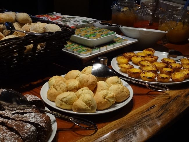 前日までの自炊(レトルトご飯とお味噌汁)とはエライ違い(((^_^;)<br />朝からスパークリングワインかいっ！←しかし一応お味見する私<br />