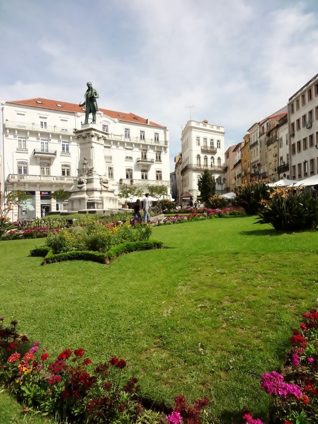 カンパーニャ駅から急行に乗り、先ずはコインブラB駅で下車です。<br />コインブラも旧市街のA駅には在来線で一駅移動、こちらも急行切符に含まれているので追加切符は不要。<br />駅前のカフェ『クリスタル』でボストンバッグを預けて(料金4〜5EURO)、コーヒー飲んでトイレを借りて、観光案内所で地図を貰うついでに長距離バスターミナルへのバス停と番号を聞いておき、バス案内所で３回分の運賃をチャージ。<br />