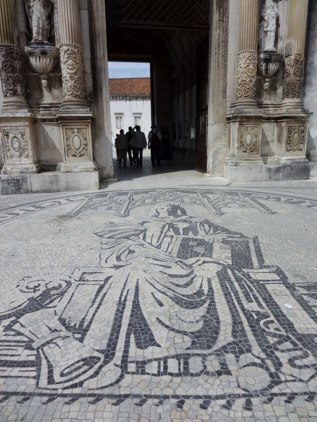 コインブラ大学行きのバスに乗り、鉄の門の前で下車、大学内の観光は時間指定されて廻るコース、写真撮影は不可です。<br />しかし、暑い！ SPF15の日焼け止めで大丈夫かしらん？と思っていたら案の定、お顔は日焼け (*+_+*)<br />腕捲りをしていたので、肘から下だけが赤く焼けただけでなく、足の甲も×の文字に日焼けしました〜〜〜（靴のデザインが×ストラップ）<br /><br />