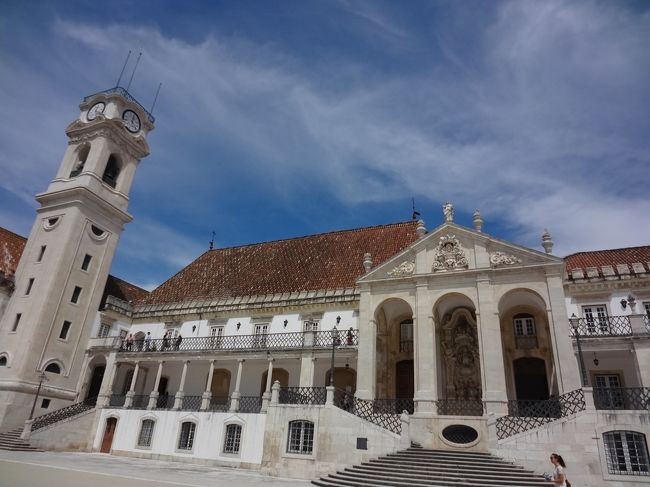 大学のある高台から町を見下ろして、今度は坂道を歩いて下りサンタ・クルス修道院に到着。<br />時間は太陽が真上を通過する午後１時(+_+) <br />教会で涼み＆一休みしながら、直射日光と戦いつつ観光を続けるべきか否かを考えて、やっぱ観光やーんぴ♪を選択。<br />