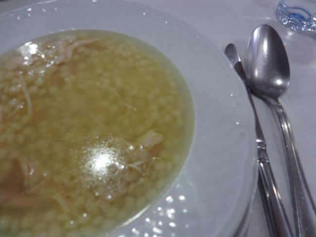 とりあえずコインブラA駅前に戻り、駅周辺でお昼ごはん。<br />駅チカの『カルド＆カルド』で、今日の定食を注文します。<br />ポルトガルでは、椅子に座るとだまって付き出しのオリーブやパンetcが出てきますが、これは有料で別料金を請求されます。<br />