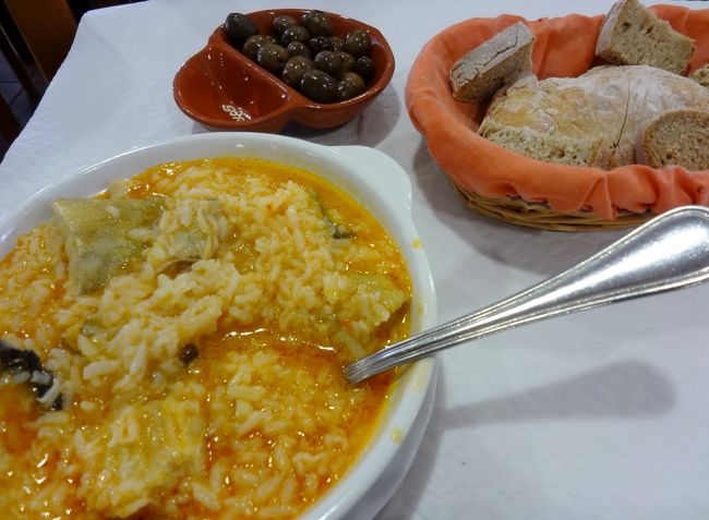 付き出しが不要な方は、『なぉん、おぶりがーだ』と お断りしておきましょう。<br />定食メニューの中から、スープとアロース(雑炊)を注文、8EUROの定食なので、ウマイ/マズイの寸評は差し控えます、はい。<br />