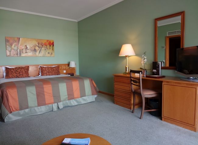 今夜の宿泊地トマールには、コインブラからバスで２時間です。<br /><br />バスターミナルには駅前から14番22番のバスで10分弱、町外れにバスターミナルはあります。<br />ここのバールでミネラルウォーター1.5リットルを購入、お水は買えるときに買っておこうっと。<br /><br />15:30発トマール行きバスで約２時間、17:40にトマール駅前に無事到着。 <br />トマールの鉄道駅に隣接するバスターミナルからホテルへは、タクシーワンメーターで4EURO以下、やはりタクシーは楽ですわん。<br /><br />このホテルにはバスタブの他にシャワーブースもあり、水回りは結構快適、これで朝食付きで65EUROはお得です。 <br />