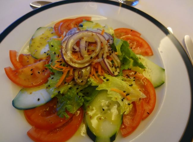 <br />前菜代わりに山盛りサラダ、くぅー生野菜の冷たさが体に染み渡る〜♪ (^q^)<br />