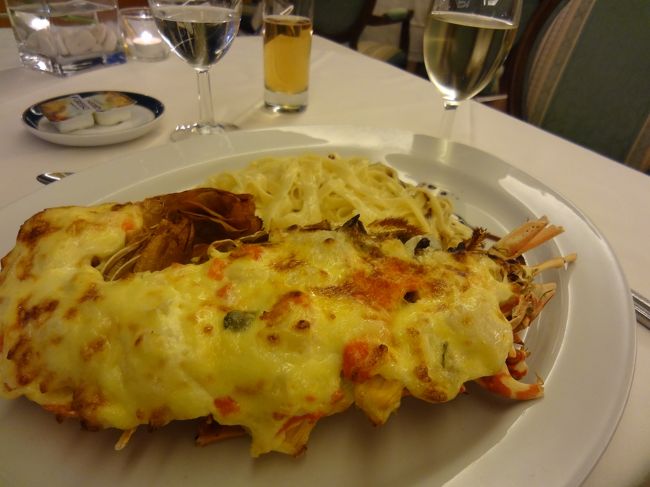 メインはロブスター。どでかい半身の上にポテトサラダとチーズを乗せて焼いてあります。海老味噌が香ばしくてウマイ。ビールと白ワインで流し込んで、添えられたパスタ以外は完食。
