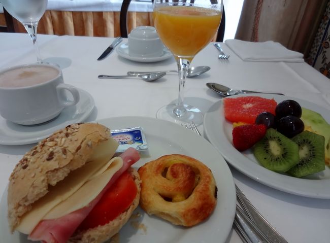 9時過ぎにチェックアウト、ホテルでタクシーを呼んでもらい(4EURO弱)、ケルース駅から約20分でロシオ駅→最初に泊まったホテルにまた戻りました。