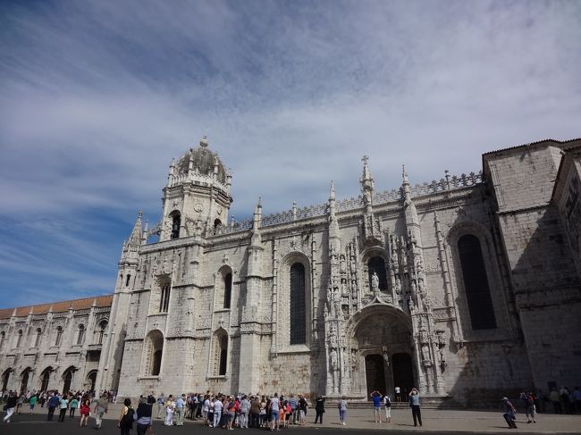 フロントにボストンバッグを預けて、フィゲイラ広場から714番バスに乗りベレンに。先ずはジェロニモス修道院ですが、チケット窓口で40分以上も行列に並んで、その間 またもや直射日光のＵＶ攻撃(+_+) <br />修道院内部の人口密集度はそれほどでもなく、ジェロニモス修道院をゆっくり見て歩きました。<br />