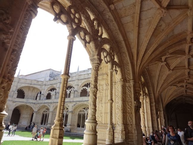 ポルトガル大航海時代、ヨーロッパの片隅に位置するこの国が最も輝いていた時代に、総ての富と権威を集約したこの修道院こそが、ポルトガルの『美』の集大成でしょう。<br />国家を挙げて建設したジェロニモス修道院のそこかしこが、未知なる大海原に繰り出して行った者達を讃えるレリーフで全体が飾られています。<br />