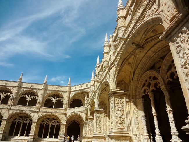 ここで後ればせながら、ポルトガル独自の芸術として開花した『マヌエル様式』について。<br />この呼称は16世紀以降、ポルトガル全盛期に発達した芸術様式でして、一言で言えば『てんこ盛り装飾』、ポルトガル全盛期の国王マヌエル2世の名を冠して後世そう呼ばれています。<br />