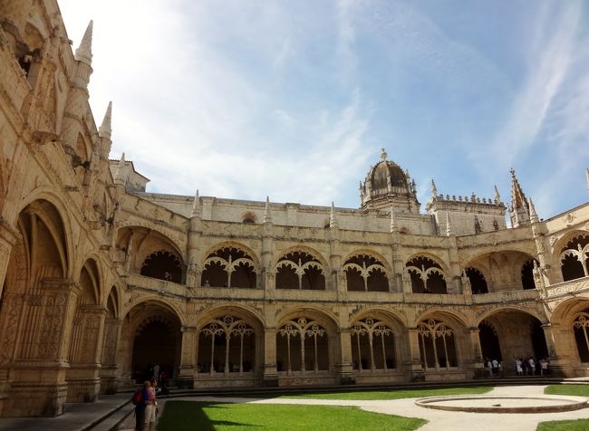 ヨーロッパ芸術は、通常はロマネスク→ゴシック→バロック・・・の流れですが、イベリア半島に残るイスラム芸術(偶像崇拝＝人物画が禁止され替わりに植物のモチーフが発達)とゴシック様式とが互いに影響を受け混ざり合い、独特な装飾過多の表現方法に発展しました。