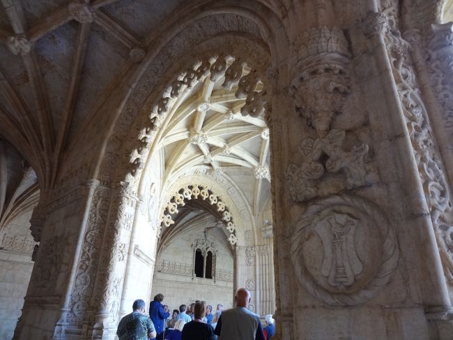 極端な言い方をすれば『余白・空白を禁じる芸術』(((^_^;)<br />これは、日本の水墨画とは対極にある芸術ですね。<br />水墨画は、描かれた事柄だけでなく空白部分の物語をも個人の感性に問う、謂わば自問自答による美の探究。<br />http://www.tnm.jp/uploads/r_collection/LL_187.jpg<br />この松林図屏風など、その最たるものでしょう。<br />