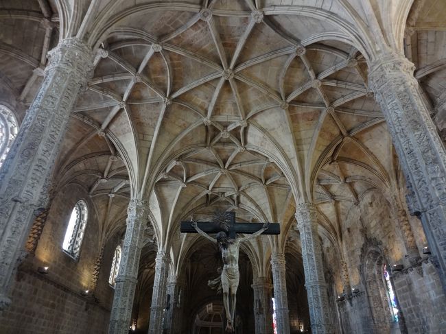 翻って、マヌエル様式の装飾は、過剰なまでの物語(船のモチーフや異国の動植物etc)を、その具象の形式化により表現し尽くし、見るもの全員が同じイマジネーションを共有する。<br />これは芸術の優劣ではなく、その民族が長い年月をかけて独自に培ってきた美意識の違いですね。<br />