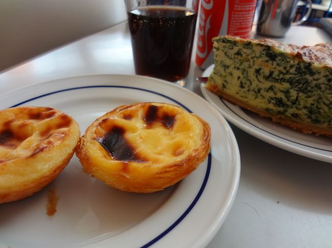 ちょうどお昼になったので、エッグタルトの名店・パステイス・デ・ベレンでお昼ご飯。<br />ほうれんそうのキッシュと、エッグタルトを頂きました。おおお、皮がパリパリ・中のカスタードクリームは甘さ控えめで美味しいじょ〜〜〜。うまうま、満足満足（*^_^*）<br />