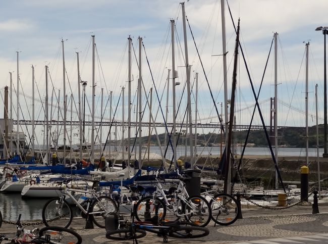 ジェロニモス修道院の次は、歩いて5分の『発見のモニュメント』<br />この巨大な記念碑はそれほど古いものではなく、1960年の、エンリケ航海王子没後500年を記念して建てられた記念碑です。<br />