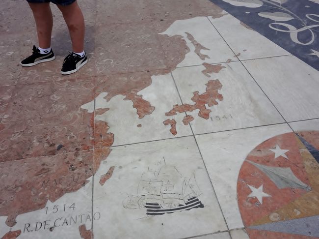 世界に先駆けて大海原の先にある未知の国々を目指した男達-----エンリケ航海をはじめとする、ポルトガルの偉人達を讃えた群像記念碑です。 <br />その下には、大海原に繰り出した彼等の足跡を示す世界地図。我らが日本にも1541年に到達した、と表示があります。<br />ポルトガルによる鉄砲伝来(彼等はキリスト教伝来に主眼を置くでしょうが・笑)で日本の歴史は大きく変わりましたが、それはまた別の機会にお話を。 <br />