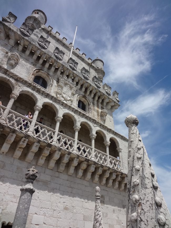 この塔は元々テージョ川を遡ってくる外敵を防ぐために作られた見張り台です。川の水位が下がったために当初の目的は用を為さなくなりましたが、見張り台と呼ぶには優美すぎるこの塔を、司馬遼太郎は『テージョ川の貴婦人』と呼びました。<br />外見は確かに白いレース編みドレスを身に纏ったかのような瀟洒な建物ですが、内部は砲台を備えた、砦の機能も持つ実用的軍事施設であったようです。<br />