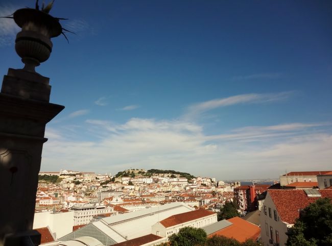 16時頃ホテルにチェックイン、預けていたキャリーバッグとの4日ぶりの再会です。<br />荷解きをしてお部屋で1時間ほど休憩した後、ホテル近くのグロリア船ケーブルカーに乗り　サン・ペドロ・デ・アルカンタラ展望台に行きます。<br />この展望台をバックに　某消臭剤のCMでミゲル少年がその美声を披露しているので、見覚えのある方も多いのでは？(^_-)<br />