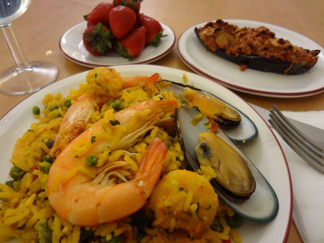 こんな時に電子レンジは便利だな〜〜〜♪　<br />ポルトガル最後の夕食は、熱々のパエリアとグラタン、完熟いちごになりました。<br />