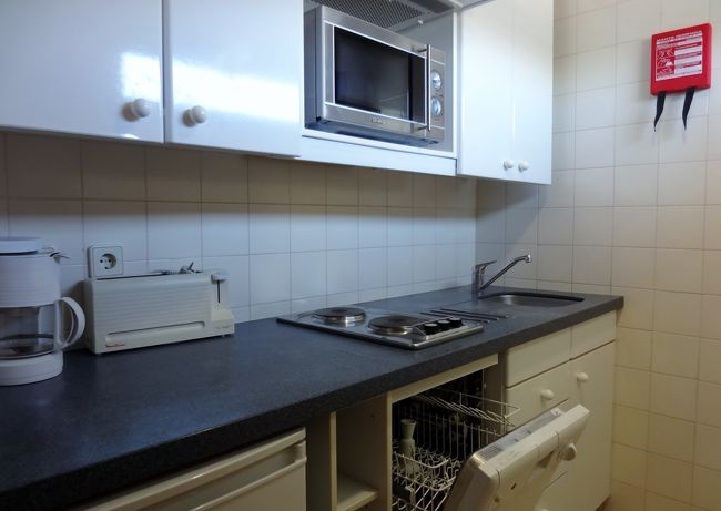 だって、職場土産を買わなければ日本には帰れましぇん　(>_<)<br />ここの地下フロアにはスーパーマーケットやグルメストアの他に、デリカテッセンも多く有って観光客にはとても便利です。<br />http://www.elcorteingles.pt/campanhas/campanhas.asp#.U3i0V5eKDIU<br />このデパ地下でお土産一式を大人買い、かなり疲れていたので、今夜は外食を止めてデリのお惣菜ディナーに決定、シーフードパエリアと茄子のミートグラタンを買って　21時前にホテルに戻ります。<br />