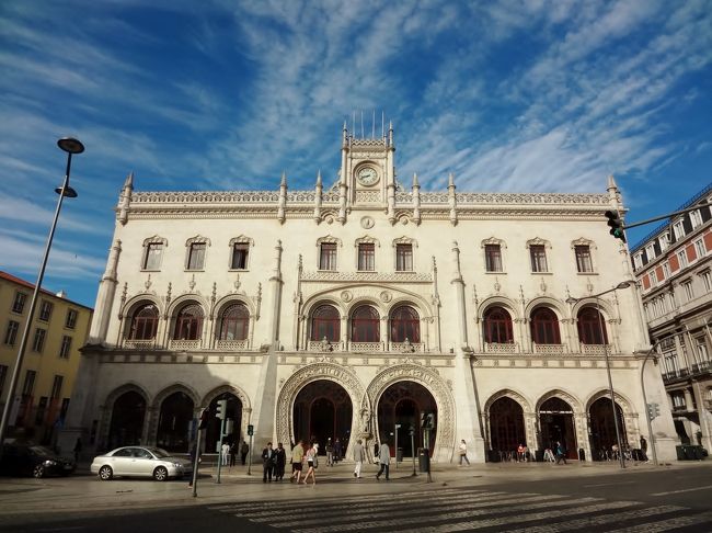 時間は午後3時過ぎ、暑さに負けそうになったので一旦ホテルに戻ってチェックイン。<br />こちらはホテルから徒歩５分のロシオ駅、スタバも入っています。