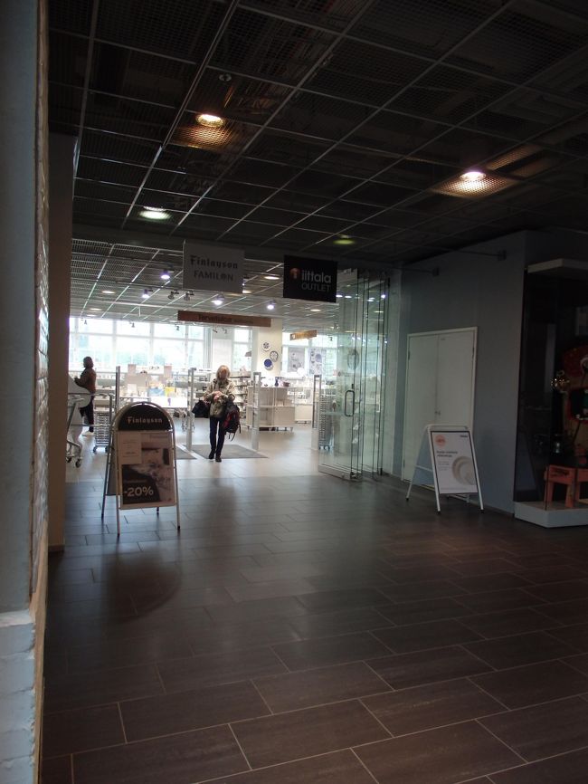 ここも店内の写真はとっていません<br /><br />まずは、店内をぐるーと一回り。ああ素敵なものばかり<br />円安の今、正規の値段では、そんなに日本と変わりなさそう<br /><br />と赤札コーナーにティーマのボウルとパラティッシ・ブラックとルノ・スプリンフの16.5?のプレートを発見！<br />ティーマのボウルはなんと１０ユーロをきってる！これは息子のところに決定<br /><br />パラティッシは１５．７ユーロ、ルノは１０ユーロ<br />断然ルノのほうがお買い得で一旦かごに入れたが、前からパラティッシを欲しがっていた娘に電話してみる<br />「ルノ？ああ赤い花のね」「悪くないけど、パラティッシがずっとほしかってん」と力なく言われると、仕方ない。ルノを戻し、パラティッシを娘にお買い上げ