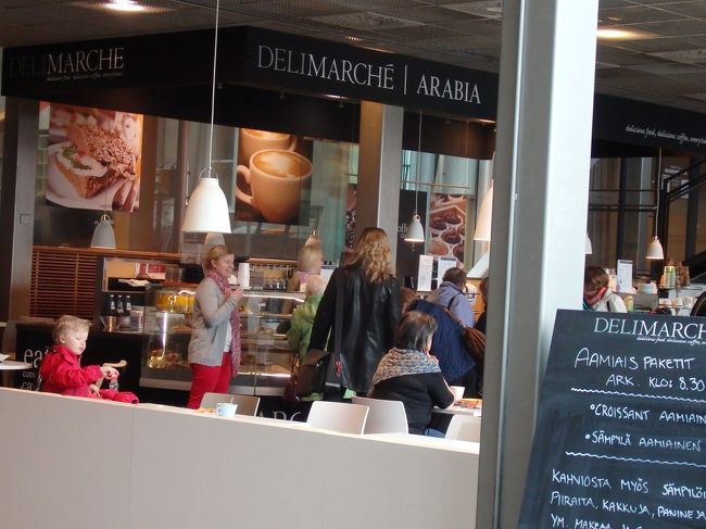 デリマルシェ<br /><br />イッタラブランドのテーブルウエアでいただけるそうで、お茶にしたいところですが、雨も降って寒いせいか、ありえないくらいトイレが近くなってる<br /><br />ここは泣く泣く断念しました