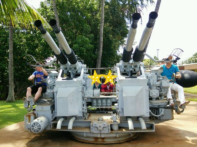 楽しそうにみんな写真を撮っているけど、戦争で使用していたかと思うと・・・。