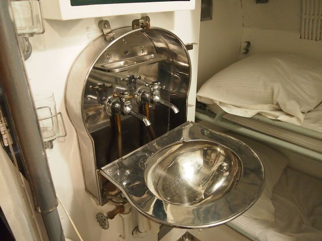 潜水艦の中。<br />この洗面台、パカッと閉まるタイプ。
