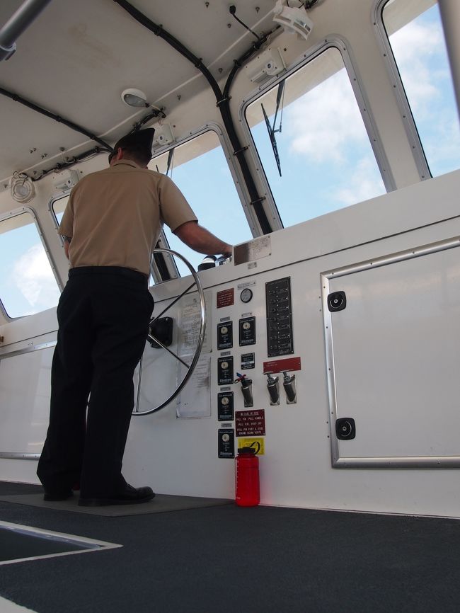 ビジターセンターの映画館で当時の映像を見たあと、大きめのボートに乗り、米軍の若者の操縦でアリゾナメモリアルへ。