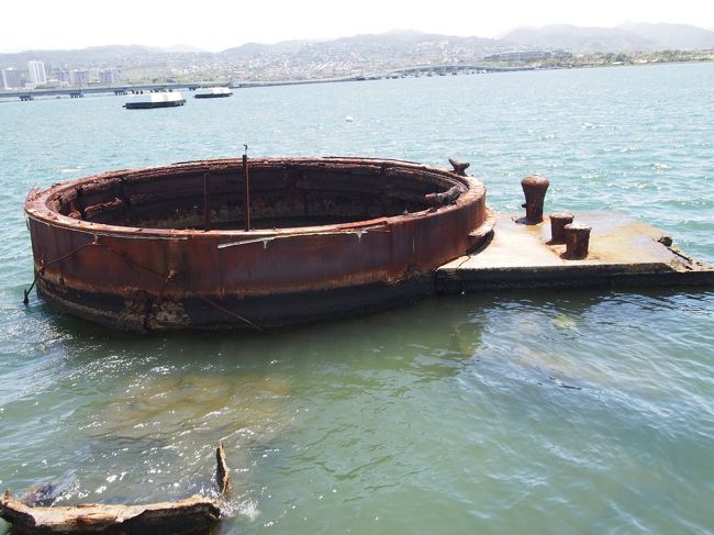 日本軍が真珠湾を攻撃して、そのときの戦艦アリゾナの一部。<br />そしてこのメモリアルはこの攻撃された戦艦アリゾナの上にあるんですよね。