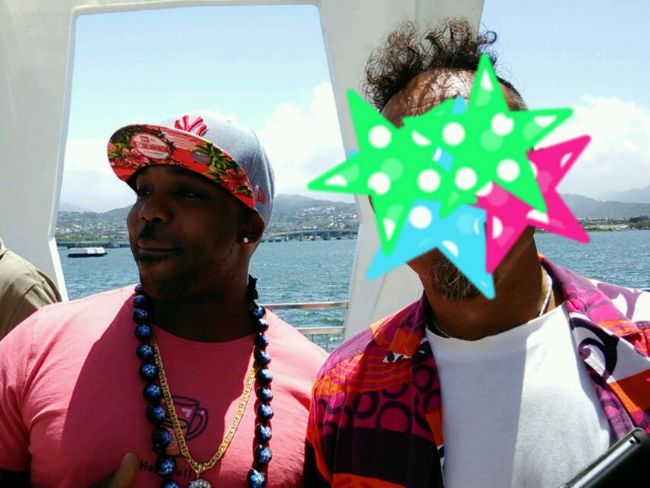 メモリアルの上で。<br />こちらのたぶんアメリカの方、主人を見るなり「一緒に写真を撮って下さい」と。<br />うちの主人、やや特徴があるのでアメリカの方も「珍しい日本人だな〜。」と思って声かけたのかしら？<br />今は日本もアメリカもお友達!